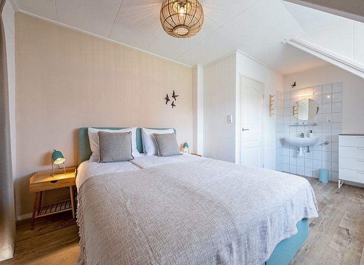 Birdwatching vacation home in De Koog, Texel with charming brick exterior and fenced terrace.