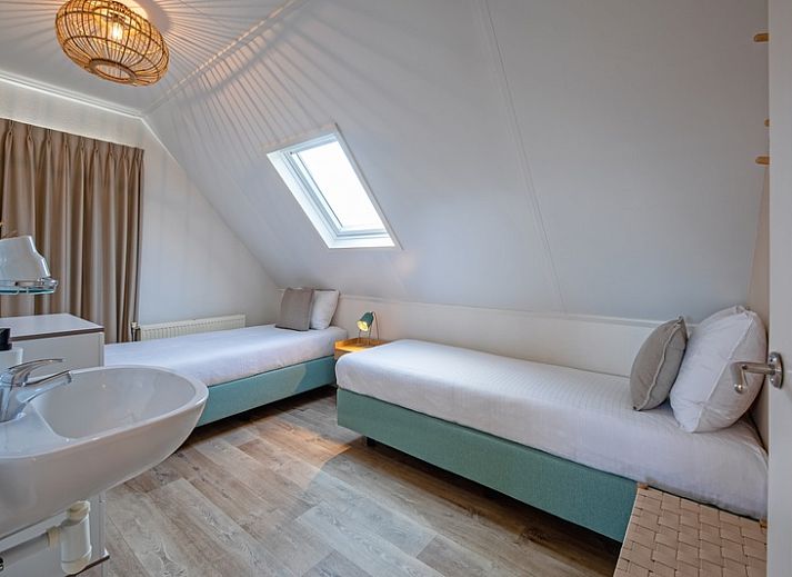 Vogelweelde vacation accommodation in De Koog, Texel with sunny garden and wooden fence.