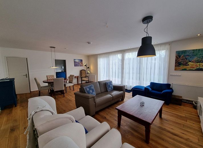 Spacious living room in Bungalow Epelaan 13, De Koog, Texel with comfortable seating area and lots of natural light.