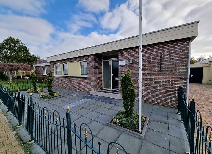 Spacious living room in Bungalow Epelaan 13, De Koog, Texel with comfortable seating area and lots of natural light.