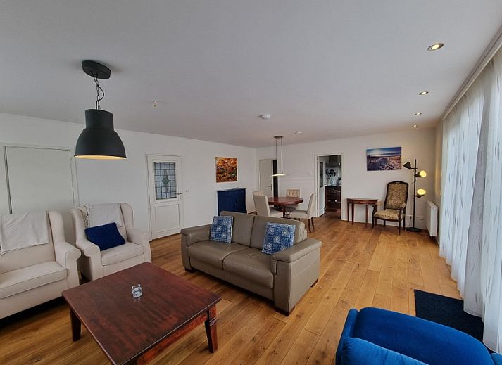 Spacious living room in Bungalow Epelaan 13, De Koog, Texel with comfortable seating area and lots of natural light.