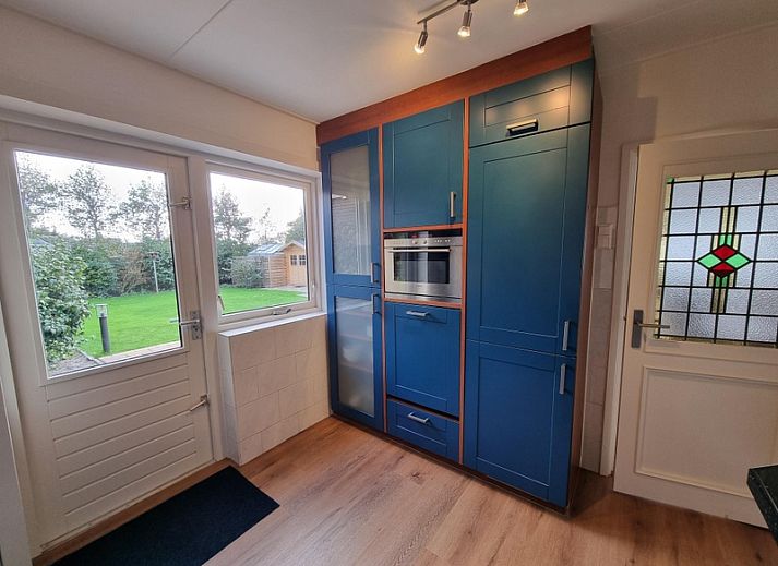 Front view of Bungalow Epelaan 13, De Koog, Texel, with a neat garden and modern architecture.