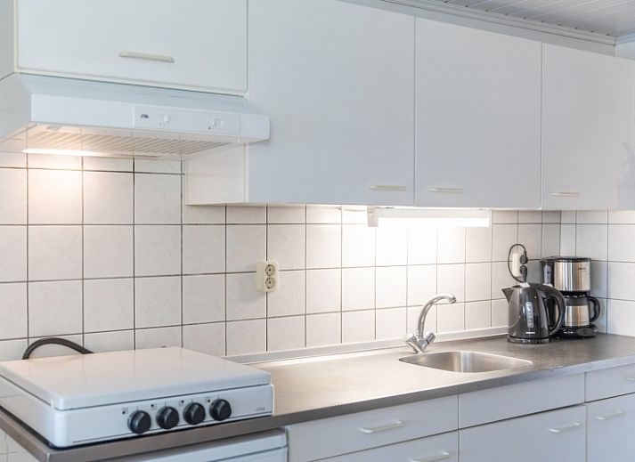 Gemuetliches Wohnzimmer im Bungalow 1, De Koog, Texel mit stilvollen Moebeln und viel Tageslicht.