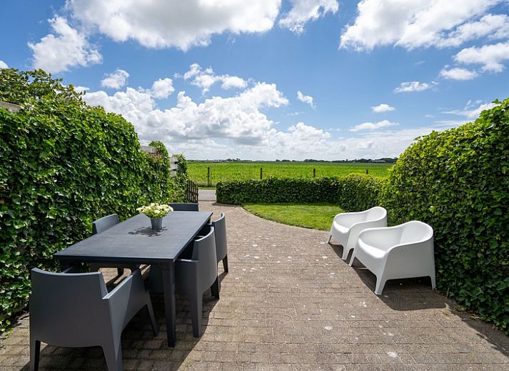 Gemuetliches Wohnzimmer im Bungalow 1, De Koog, Texel mit stilvollen Moebeln und viel Tageslicht.
