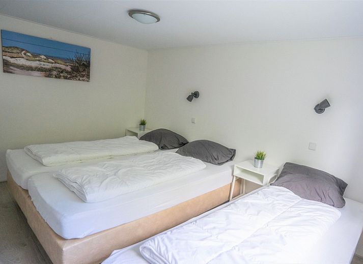 Essecke im Bungalow 1, De Koog, Texel mit moderner Einrichtung und gemuetlicher Atmosphaere fuer Familienessen.