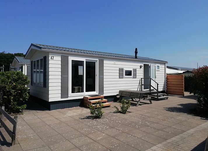 Chaletpark Bregkoog - Chalet Bregkoog 47 'De Muy' in De Koog, Texel. Spacious terrace with seating and green surroundings.