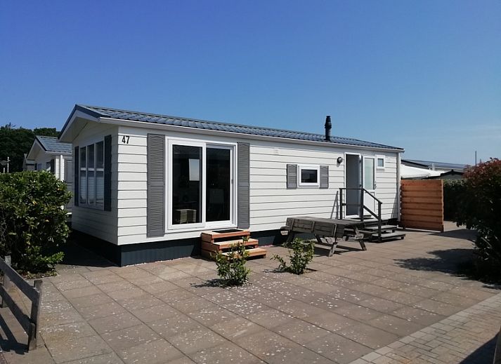 Chaletpark Bregkoog - Chalet Bregkoog 47 'De Muy' in De Koog, Texel. Spacious terrace with seating and green surroundings.