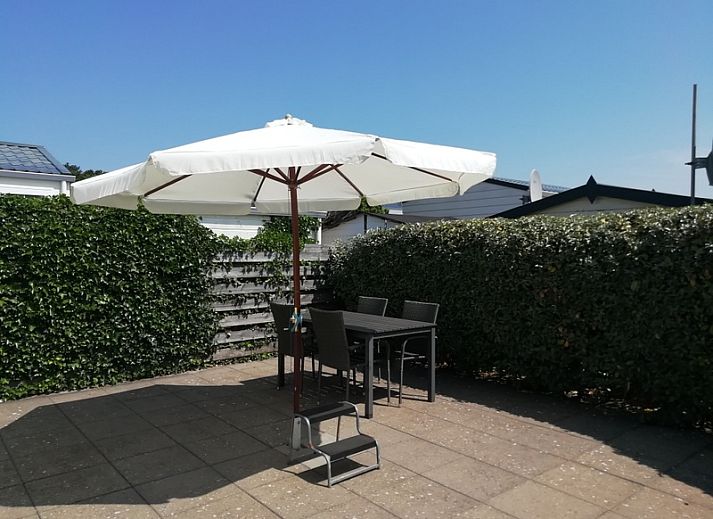 Chaletpark Bregkoog - Chalet Bregkoog 47 'De Muy' in De Koog, Texel. Spacious terrace with seating and green surroundings.