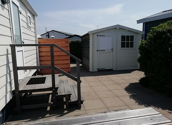 Chaletpark Bregkoog - Chalet Bregkoog 47 'De Muy' in De Koog, Texel. Spacious terrace with seating and green surroundings.