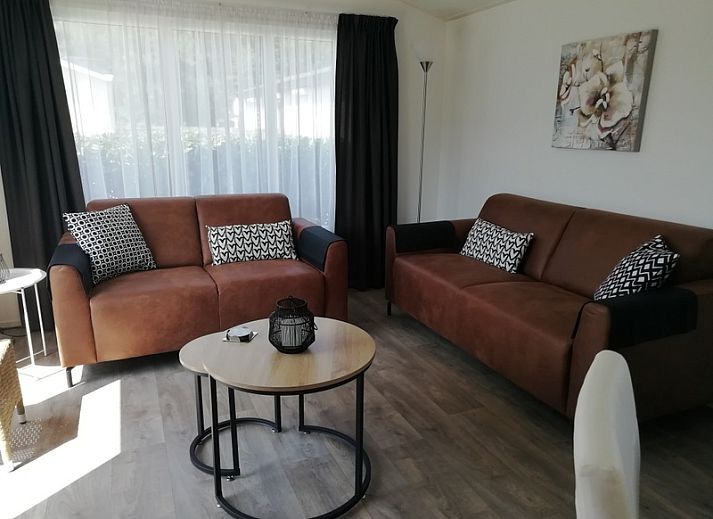 Chaletpark Bregkoog - Chalet Bregkoog 47 'De Muy' in De Koog, Texel. Spacious terrace with seating and green surroundings.