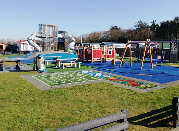 Veranda of Chalet Bregkoog 47 'De Muy' in De Koog, Texel. Enjoy the outdoors on the terrace with parasol.