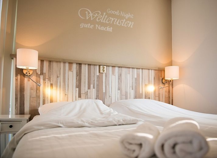 Villa 6 in De Koog Texel with sunny terrace and green garden, ideal vacation home on the Wadden Islands.