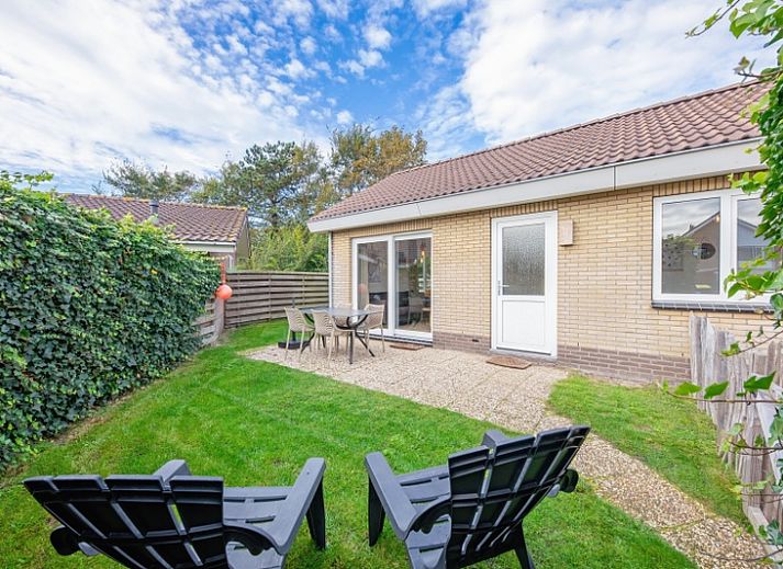 Cozy garden with terrace at De Strandvondst vacation home in De Koog, Texel.