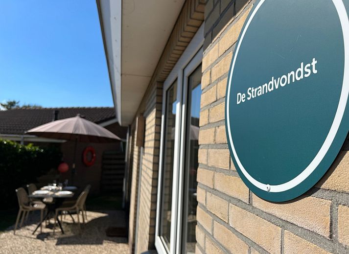 Cozy garden with terrace at De Strandvondst vacation home in De Koog, Texel.