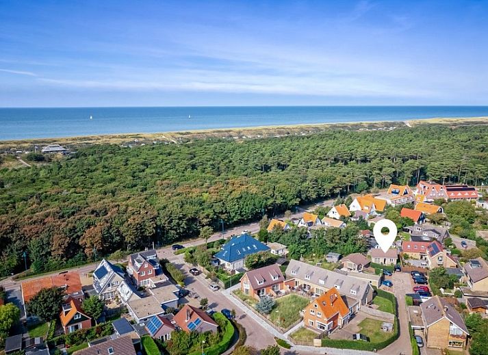 Cozy garden with terrace at De Strandvondst vacation home in De Koog, Texel.