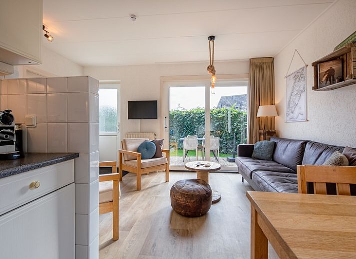 Outdoor space with comfortable chairs at De Strandvondst in De Koog, Texel.