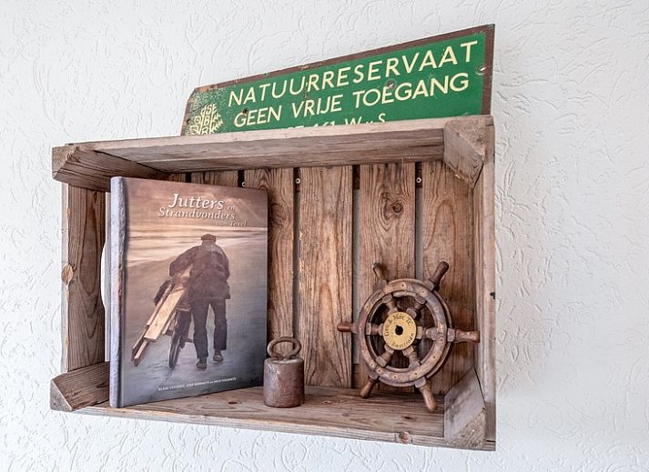 Outdoor space with comfortable chairs at De Strandvondst in De Koog, Texel.