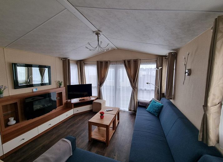 Chaletpark Bregkoog, De Koog Texel, vacation home with sunny veranda and flowering hydrangeas.