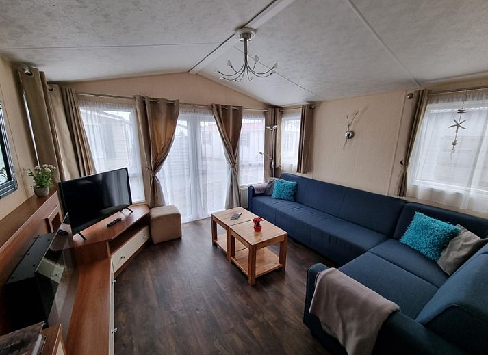 Chaletpark Bregkoog, De Koog Texel, vacation home with sunny veranda and flowering hydrangeas.