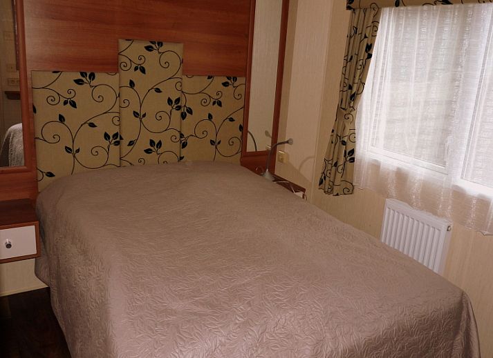 Modern kitchen in Chalet Bregkoog 16 Zanderij, De Koog Texel, complete with stove and wooden worktop.