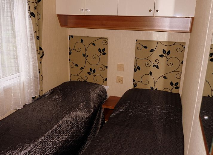 Modern kitchen in Chalet Bregkoog 16 Zanderij, De Koog Texel, complete with stove and wooden worktop.