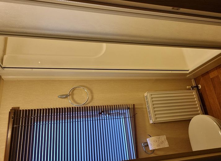 Modern kitchen in Chalet Bregkoog 16 Zanderij, De Koog Texel, complete with stove and wooden worktop.