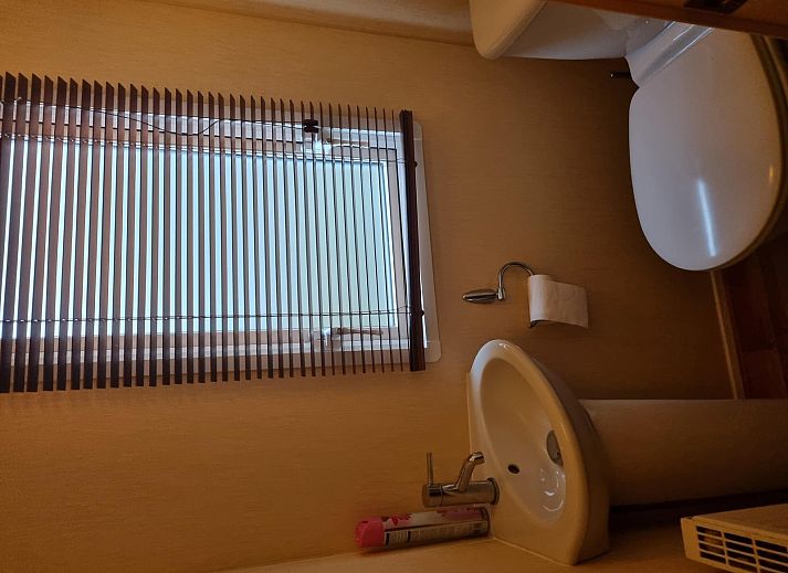 Stylish kitchen in Chalet Bregkoog 16 Zanderij, De Koog Texel, with ample storage and modern appliances.