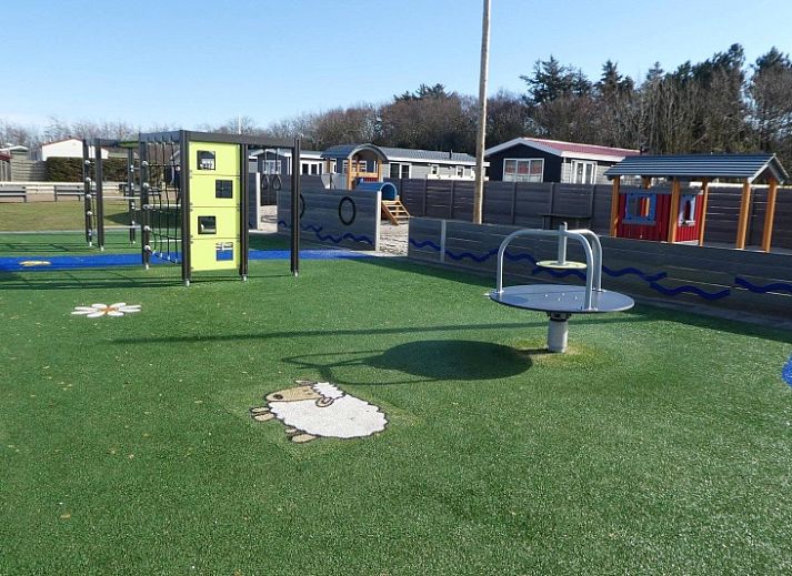 Chalet Bregkoog 27 in De Koog, Texel mit einer einladenden Terrasse fuer einen entspannten Aufenthalt auf den Watteninseln.