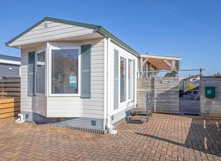 Chalet Bregkoog 27 in De Koog, Texel mit einer einladenden Terrasse fuer einen entspannten Aufenthalt auf den Watteninseln.