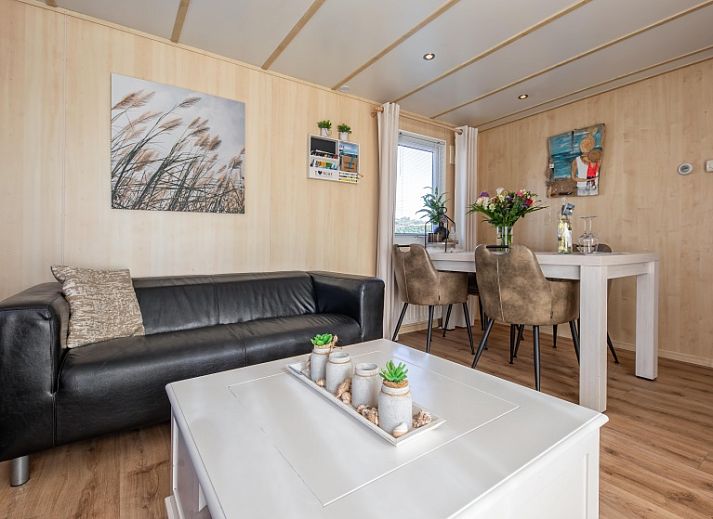 Spielplatz im Chaletpark Bregkoog, De Koog, Texel mit bunten Geraeten fuer Kinder auf den Watteninseln.