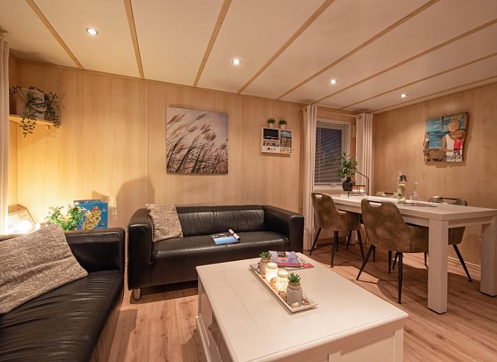 Spielplatz im Chaletpark Bregkoog, De Koog, Texel mit bunten Geraeten fuer Kinder auf den Watteninseln.