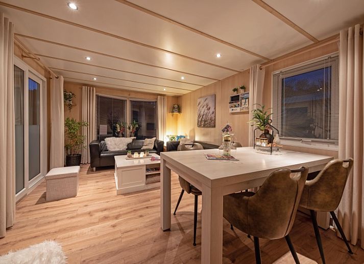 Spielplatz im Chaletpark Bregkoog, De Koog, Texel mit bunten Geraeten fuer Kinder auf den Watteninseln.