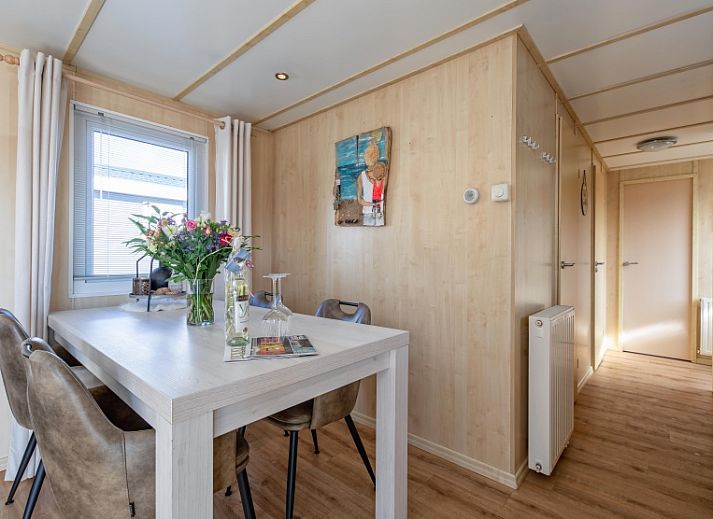 Geraeumiger Spielplatz mit Schaukeln und Rutschen im Chalet Bregkoog 27, ideal fuer Familien in De Koog, Texel.