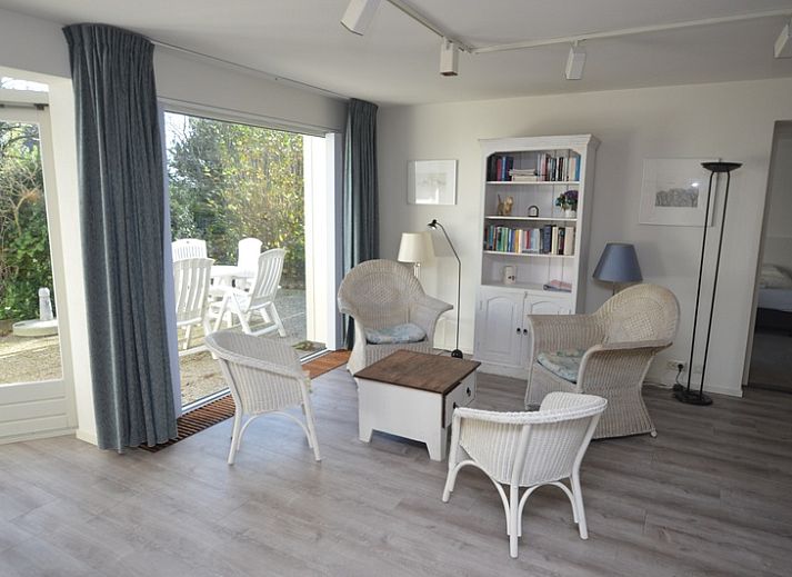 Gemuetliches Wohnzimmer von Ruijslaan 75 / de Paddestoel, Ferienhaus in De Koog, Texel, mit bequemen Sofas.