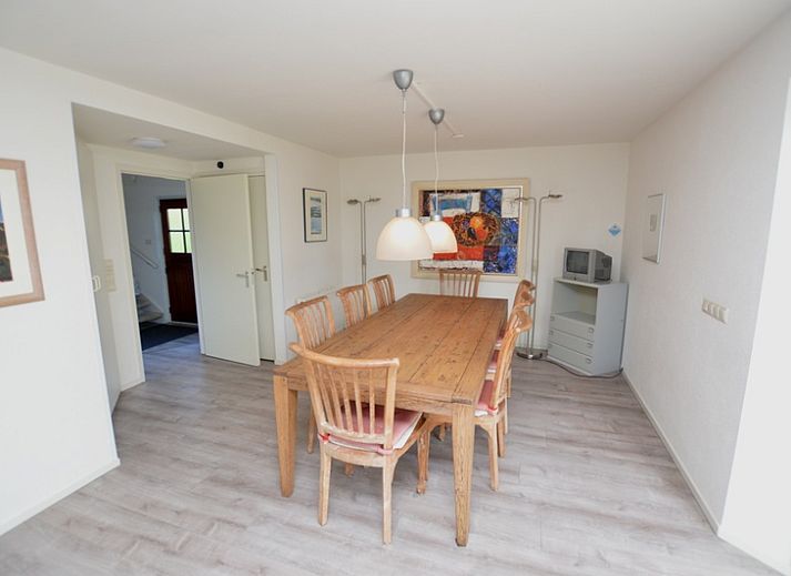 Gemuetliches Wohnzimmer von Ruijslaan 75 / de Paddestoel, Ferienhaus in De Koog, Texel, mit bequemen Sofas.