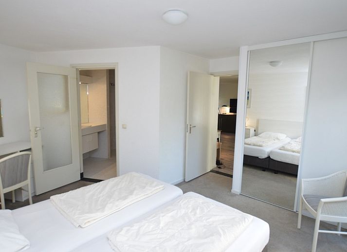 Gemuetliches Wohnzimmer von Ruijslaan 75 / de Paddestoel, Ferienhaus in De Koog, Texel, mit bequemen Sofas.