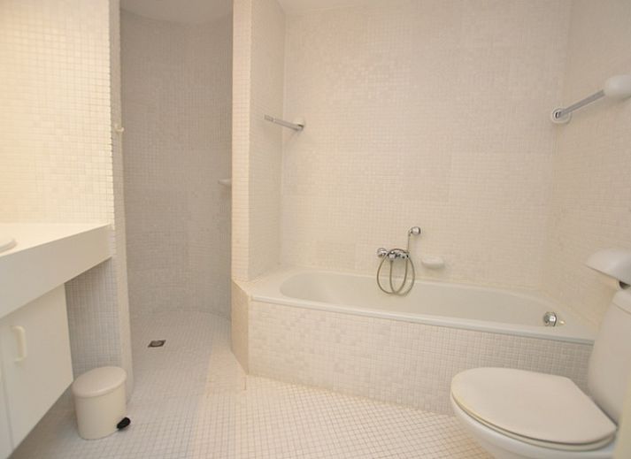 Modernes Wohnzimmer mit TV in Ruijslaan 75 / de Paddestoel, Ferienhaus in De Koog, Texel.