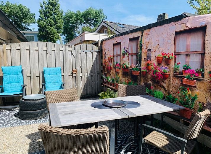 Stilvolle Einrichtung des Ferienhauses Texel D, De Koog, Texel, mit moderner Kueche und geraeumiger Sitzecke.