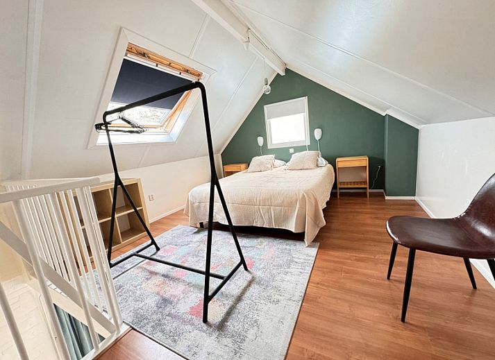 Stilvolle Einrichtung des Ferienhauses Texel D, De Koog, Texel, mit moderner Kueche und geraeumiger Sitzecke.