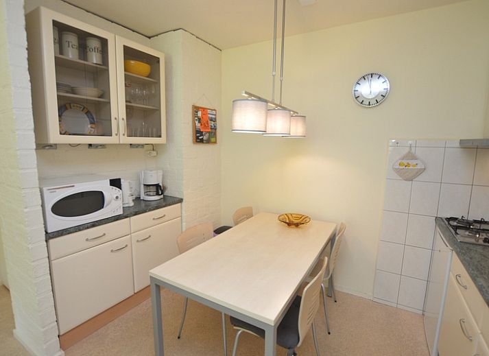 Helles und geraeumiges Wohnzimmer des Appartements Kerckeland 64 in De Koog, Texel, ideal zum Entspannen.