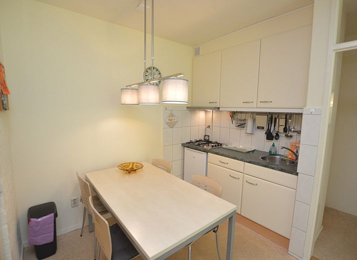 Helles und geraeumiges Wohnzimmer des Appartements Kerckeland 64 in De Koog, Texel, ideal zum Entspannen.