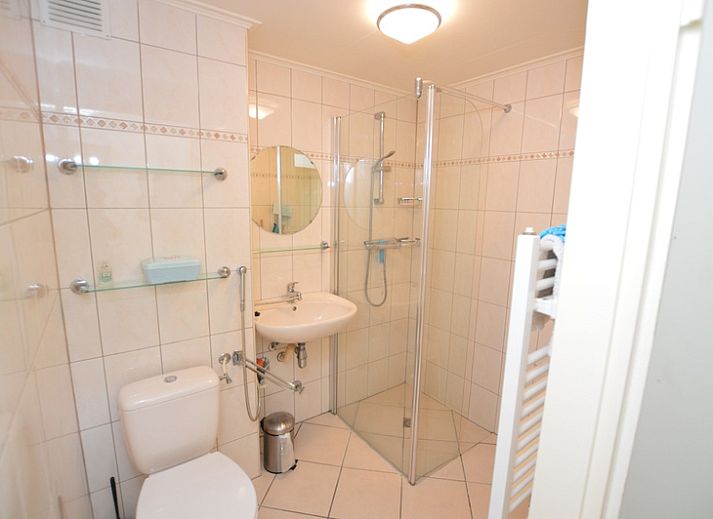 Helles und geraeumiges Wohnzimmer des Appartements Kerckeland 64 in De Koog, Texel, ideal zum Entspannen.