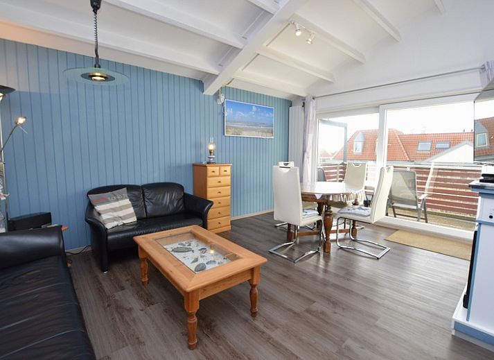 Stylish living room in Motel Texel - Apartment 315/1T, De Koog, Texel with cozy sitting area and maritime decorations.