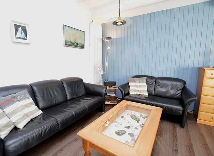 Stylish living room in Motel Texel - Apartment 315/1T, De Koog, Texel with cozy sitting area and maritime decorations.