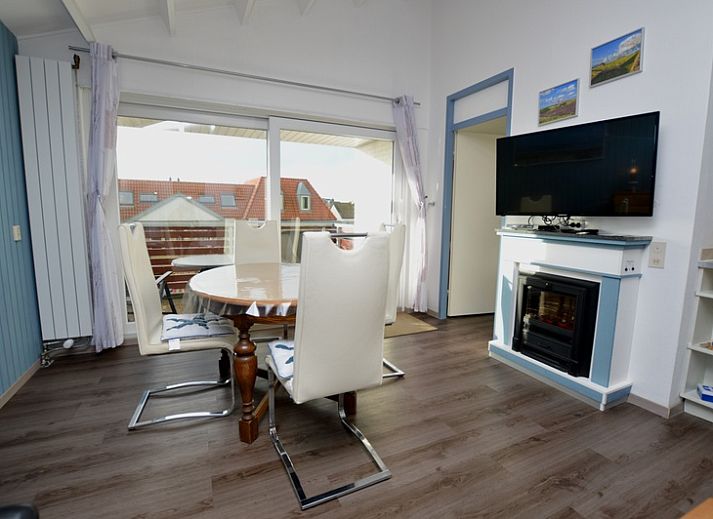 Stylish living room in Motel Texel - Apartment 315/1T, De Koog, Texel with cozy sitting area and maritime decorations.