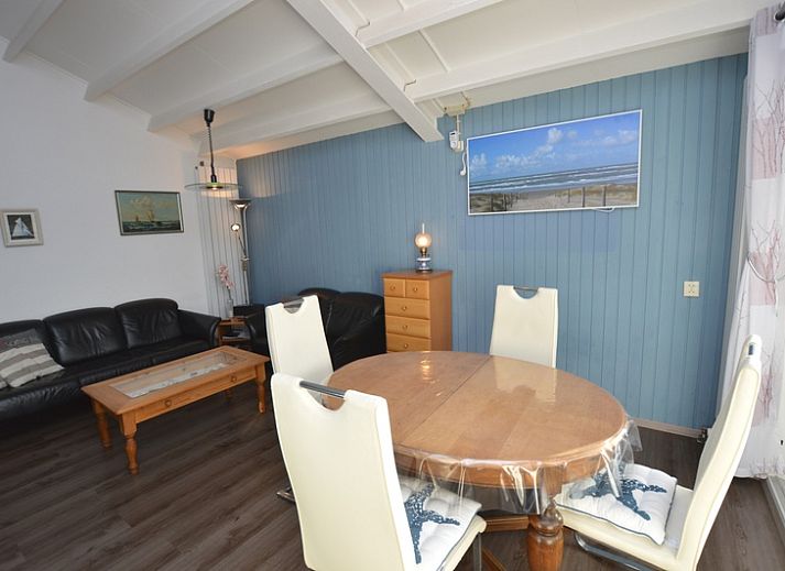 Stylish living room in Motel Texel - Apartment 315/1T, De Koog, Texel with cozy sitting area and maritime decorations.