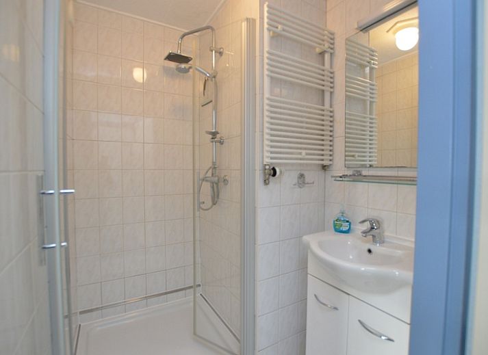 Comfortable seating area in Motel Texel - Apartment 315/1T, De Koog, Texel with leather sofas and a rustic coffee table.