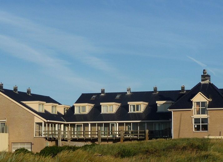 Appartement - 4-persoons (1533) in De Koog, Texel biedt een prachtig uitzicht op de elegante architectuur van de vakantiewoning.