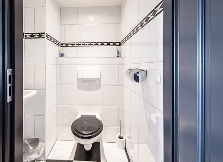 Appartement - 4-persoons (1533) in De Koog, Texel biedt een prachtig uitzicht op de elegante architectuur van de vakantiewoning.