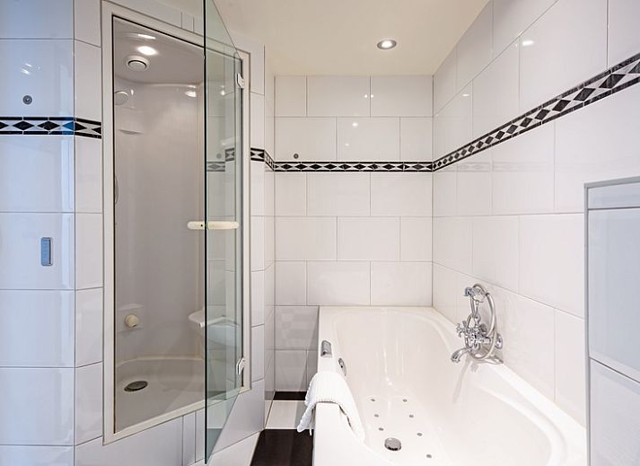 Appartement - 4-persoons (1533) in De Koog, Texel biedt een prachtig uitzicht op de elegante architectuur van de vakantiewoning.